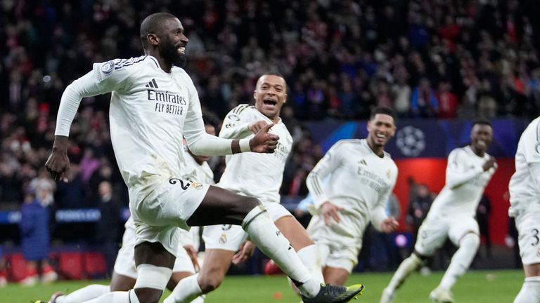 Pemain Real Madrid merayakan setelah memenangkan penalti Shoutotut selama putaran 16 Liga Champions 16, Leg Kedua, pertandingan sepak bola antara Atletico Madrid dan Real Madrid di Stadion Metropolitano di Madrid, Spanyol, Rabu, 12 Maret 2025 (AP Foto/Bernat Armangue)).