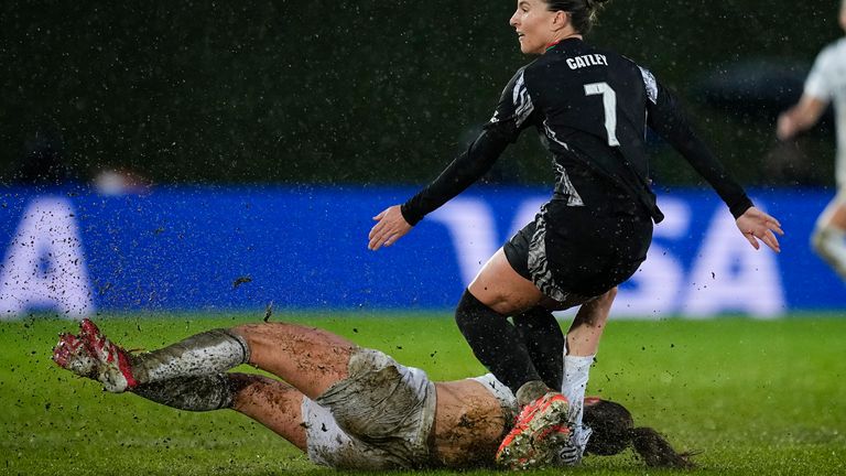 Steph Catley del Arsenal FC y Signe Bruun del Real Madrid en acción durante el primer partido de la UEFA Women's Champions League Fird First