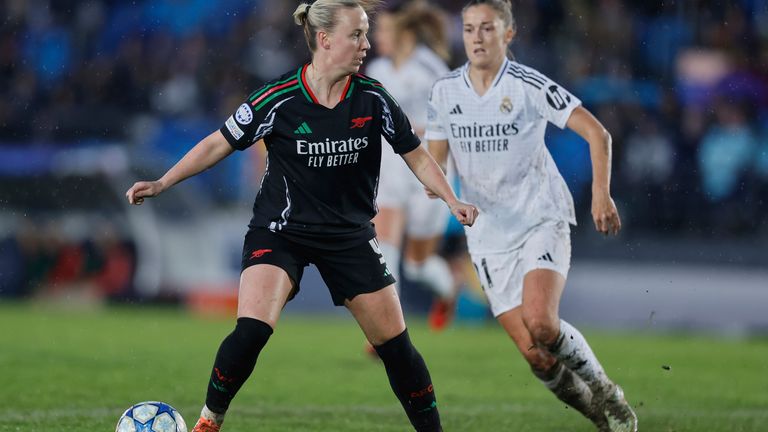 Arsenal's Beth Mead, left, controls the ball during the Women's Champions League quarterfinal first leg soccer match between Real Madrid and Arsenal at the Alfredo di Stefano stadium in Madrid, Spain, Tuesday March 18, 2025. (AP Photo/Fran Berg)