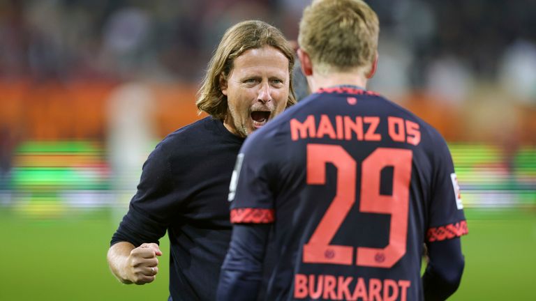 Bundesliga, season 2024/2025, 6th matchday FC Augsburg - 1:FSV FSV FSV Mainz 05, coach Bo Henriksen, Jonathan Burkardt, 1.FSV FSV FSV Mainz 05, FSV, Mainz, half figure, gesture, jubilation