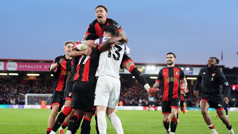 Los jugadores de Bournemouth celebran ganar en penaltis