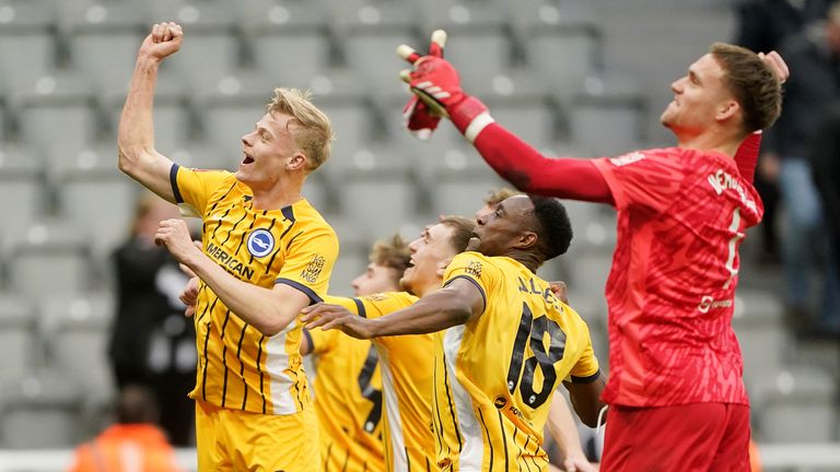 Los jugadores de Brighton celebran a tiempo completo