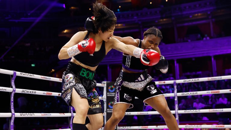 Natasha Jonas v Lauren Price.unstopable, boxxer.pic Lawrence Lustig/Boxxer. (Foto gratis hanya untuk penggunaan editorial). Royal Albert Hall 7/3/2025.wbc Kejuaraan Ringan Dunia.Caroline Dubois V Bo Mi Re Shin