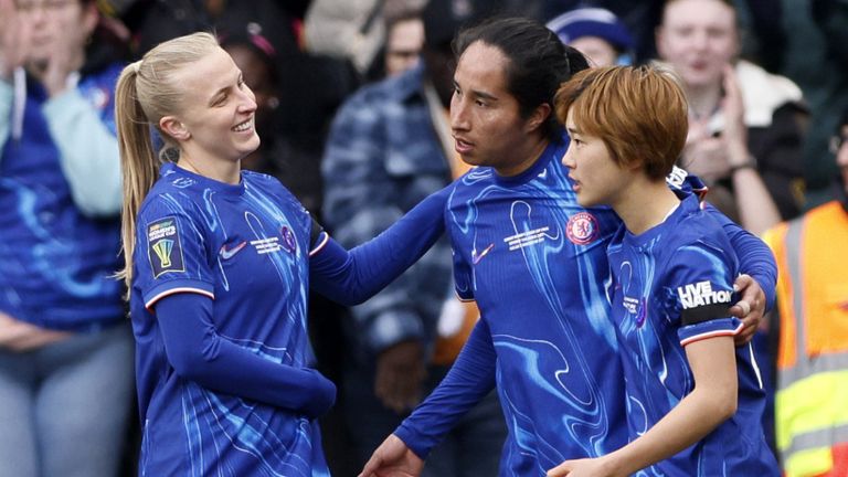 Pemain Chelsea merayakan gol sendirinya yang dicetak oleh Yui Hasegawa dari Man City (tidak digambarkan) 