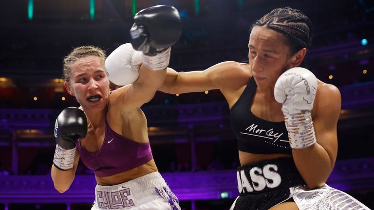 Natasha Jonas v Lauren Price.unstopable, boxxer.pic Lawrence Lustig/Boxxer. (Foto gratis hanya untuk penggunaan editorial). Royal Albert Hall 7/3/2025. Kejuaraan kelas terbang Eropa