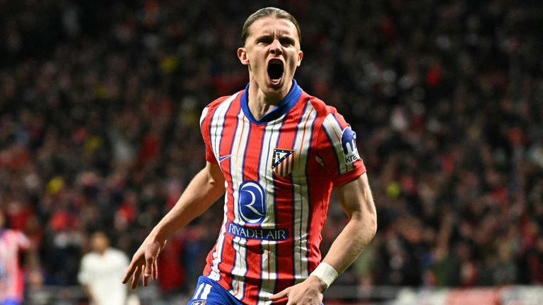 El mediocampista inglés del Atlético de Madrid #04 Conor Gallagher celebra anotar el gol de apertura durante la ronda de la UEFA Champions League de 16 segundos de fútbol de etapas entre el Atlético del Club de Madrid y el Real Madrid CF en el estadio Metropolitano en Madrid el 12 de marzo de 2025. (Foto de Javier Soriano / AFP)