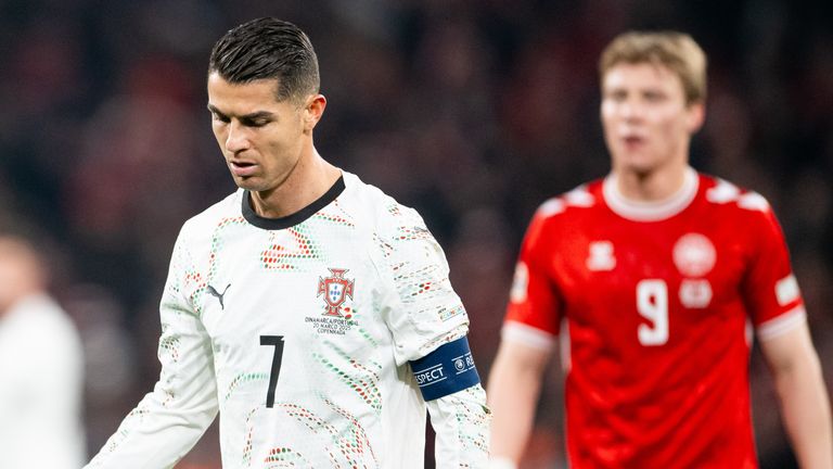 Cristiano Ronaldo berjalan di akhir pertandingan Portugal melawan Denmark