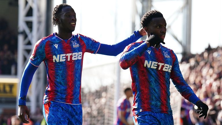 Eddie Nketiah (R) celebra su objetivo contra los 10 jugadores Millwall