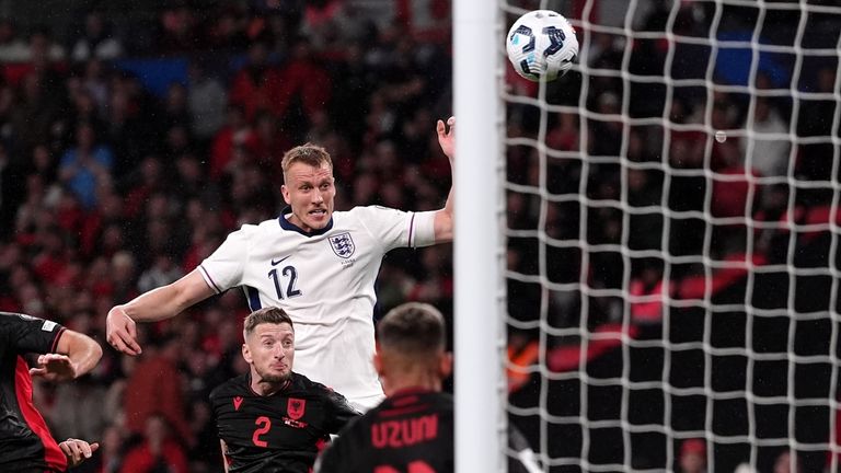 Dan Burn dari Inggris memukul mistar gawang dengan sundulan selama kualifikasi Piala Dunia FIFA 2026, pertandingan Grup K di Wembley