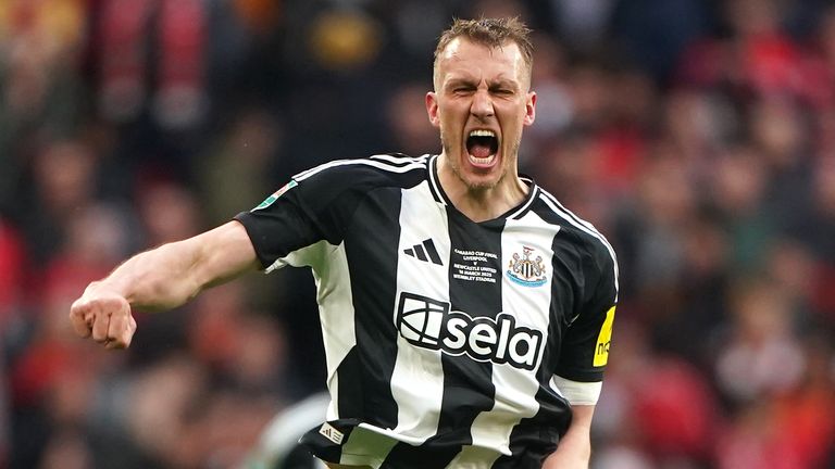 Dan Burn Celebrates setelah menuju Newcastle di depan