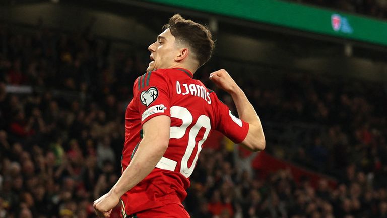 Gelandang Wales #20 Daniel James merayakan mencetak gol pembuka selama pertandingan sepak bola Kualifikasi Piala Dunia 2026 antara Wales dan Kazakhstan, di Cardiff City Stadium, di Cardiff, pada 22 Maret 2025. (Foto oleh Adrian Dennis / AFP)