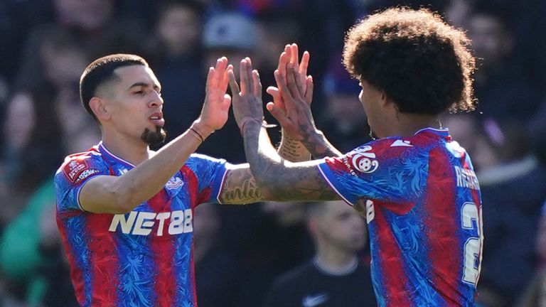 Daniel Munoz dari Crystal Palace merayakan mencetak gol kedua tim mereka dari permainan