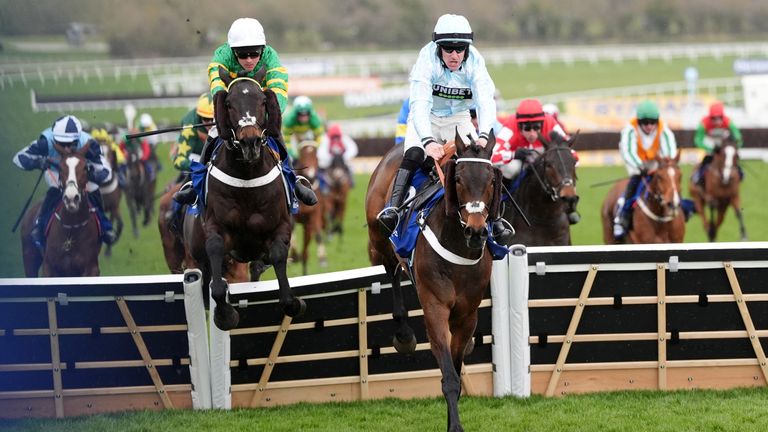 Doddiethegreat heads to the finish in the Pertemps Final