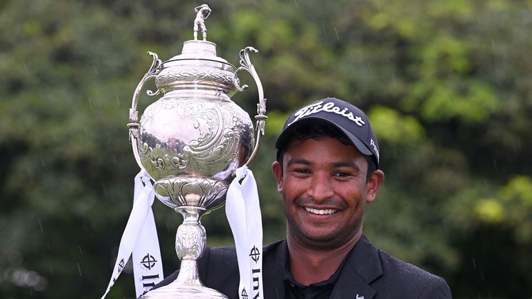 Dylan Naidoo de Sudáfrica celebra la victoria con el trofeo después de una jugada contra Laurie Canter de Inglaterra en el hoyo 18 el día cuatro del Campeonato Abierto de Investec Sudáfrica