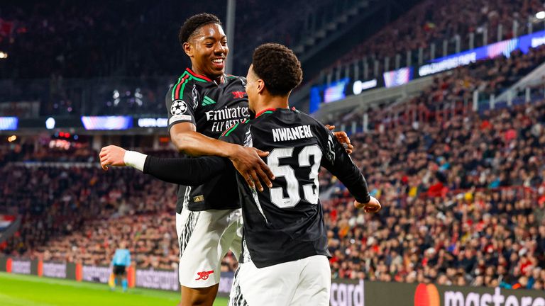 Eindhoven, Países Bajos-4 de marzo: Ethan Nwaneri Arsenal FC Celebrando el 0-2 con Myles Lewis-Skelly Arsenal FC durante la UEFA Champions League 2024/25 Ronda de 16 partidos de primer tramo entre PSV Eindhoven y Arsenal FC en Philips Stadion el 4 de marzo de 2025 en Eindhoven, Netraylands. 