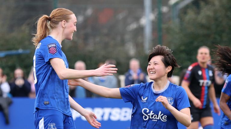 Sara Holmgaard Double Everton memimpin setelah paruh waktu