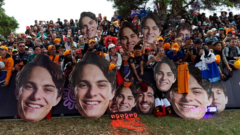 ALBERT PARK, Australia - 24 Maret: Penggemar terlihat di Melbourne Walk selama Grand Prix Australia F1 Rolex di Sirkuit Grand Prix Melbourne pada 24 Maret 2024 di Albert Park, Australia. (Foto oleh Dave Hewison/Speed ​​Media/Ikon Sportswire) (Ikon Sportswire melalui gambar AP)