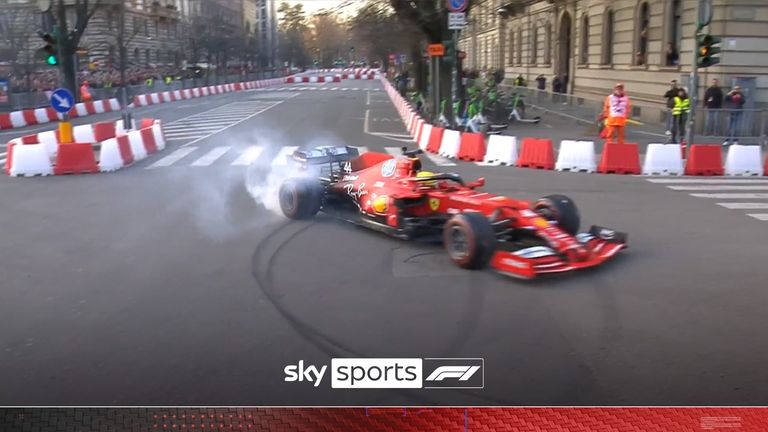 Leclerc y Hamilton hacen donas en las calles de Milán