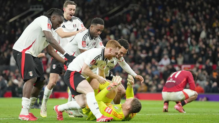 Pemain Fulham merayakan setelah mengalahkan Manchester United dalam penalti Piala FA Shoutotut (Foto AP/Jon Super)