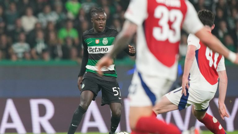 Sporting's Geovany Quenda controls the ball during the Champions League opening phase soccer match between Sporting CP and Arsenal at the Alvalade stadium in Lisbon, Tuesday, Nov. 26, 2024. (AP Photo/Armando Franca)