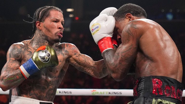 Gervonta Davis, kiri, meninju Lamont Roach selama putaran keenam Bentrokan Kejuaraan Ringan WBA (Foto AP/Frank Franklin II)