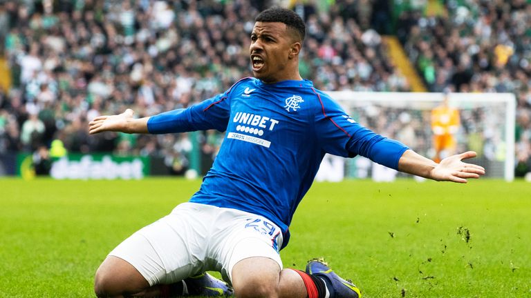 Hamza Igamane de los Rangers celebra después de anotar al final de la segunda mitad para poner el 3-2