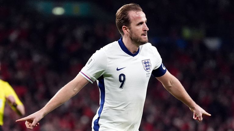 Harry Kane merayakan gol kedua Inggris melawan Albania