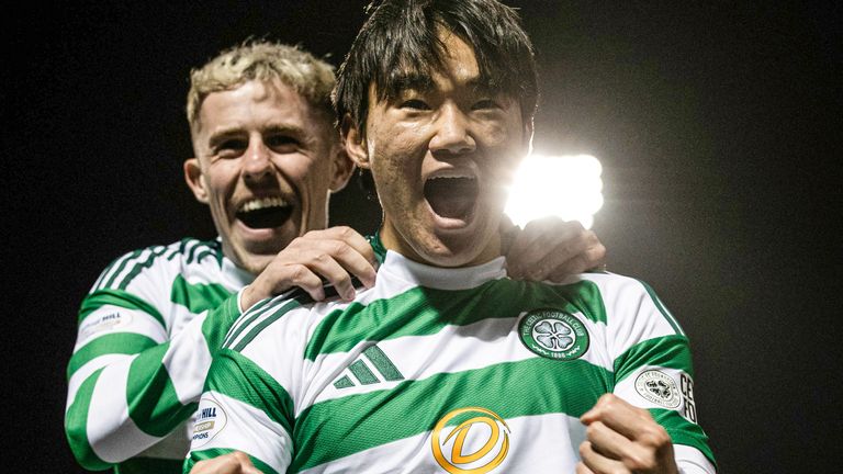 Celtic's Hyun-Jun Yang Merayakan dengan Luke McCowan saat ia mencetak gol untuk membuatnya 3-2