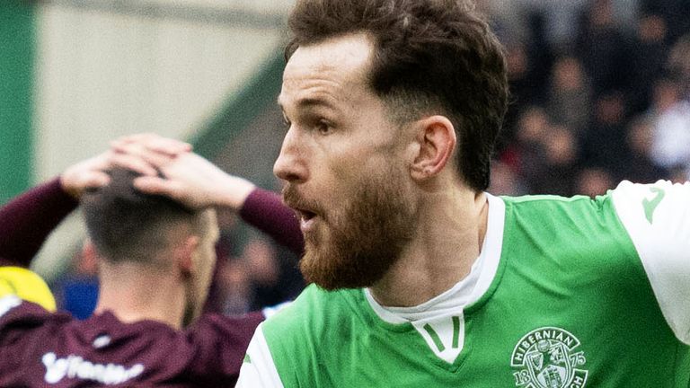 EDINBURGH, Skotlandia - 02 Maret: Hibs Jack Iredale merayakan setelah mencetak gol untuk membuatnya 2-1 selama pertandingan William Hill Premiership antara Hibernian dan Heart of Midlothian di Easter Road, pada 02 Maret 2025, di Edinburgh, Skotlandia. (Foto oleh grup Paul Devlin / SNS)