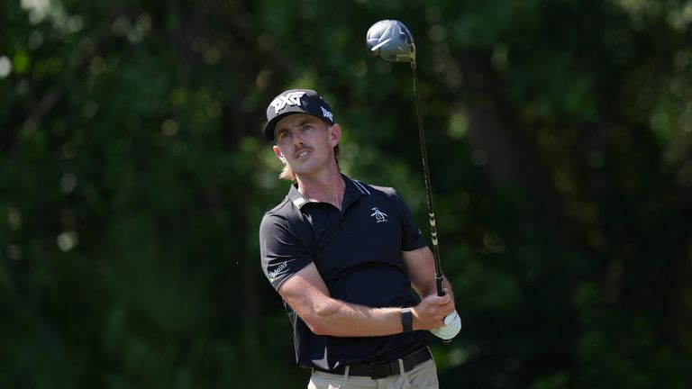 Jake Knapp guarda il suo maglietta in terza buca durante il round finale del Cognizant Classic Golf Tournament, domenica 2 marzo 2025, a Palm Beach Gardens, in Florida (foto AP/Rebecca Blackwell)