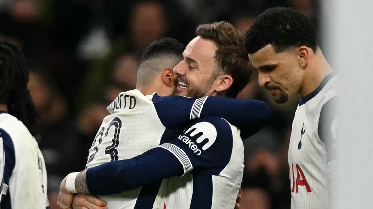 El mediocampista inglés del Tottenham Hotspur #10 James Maddison celebra anotar el segundo gol del equipo con el defensor español de Tottenham Hotspur #23 Pedro Porro durante el último partido de fútbol de los 16 segundos de la UEFA Europa League entre Tottenham Hotspur y AZ Alkmaar en el Tottenham Hotspur Stadium en Londres, el 25 de marzo, 2025. (Foto de Gynn Kirk / AFP)