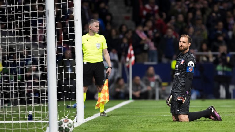 Jan Oblak después de que el Real Madrid venció al Atlético de Madrid en los penaltis en los últimos 16 de la Liga de Campeones