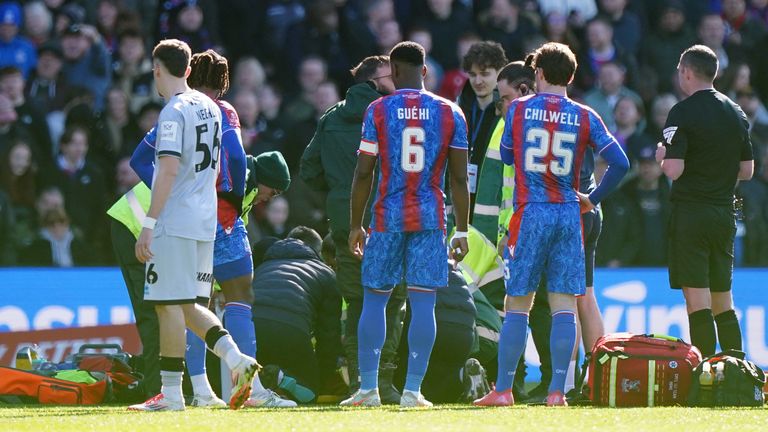 Pemain dari kedua belah pihak memandang sebagai Jean-Philippe Mateta dari Crystal Palace menerima perawatan mengikuti tantangan dari kiper Millwall Liam Roberts