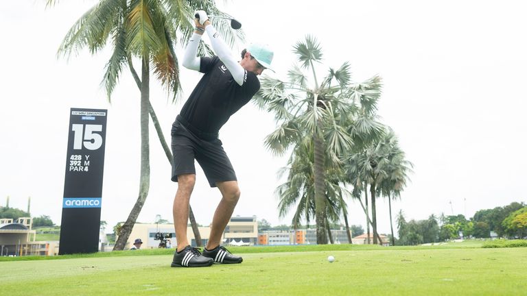 Kapten Joaqu..n Niemann dari Torque GC mencetak gol dari tee ke -15 selama putaran terakhir Liv Golf Singapura di Sentosa Golf Club pada hari Minggu, 16 Maret 2025 di Sentosa, Singapura. (Foto oleh Charles Laberge/Liv Golf via AP)