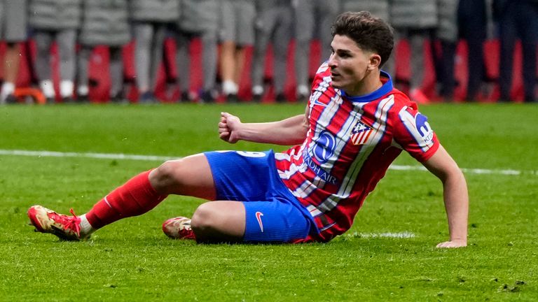 Julian Álvarez del Atlético de Madrid cae al suelo después de hacer un tiro penal durante un tiroteo al final de la ronda de la Liga de Campeones de 16, segunda etapa, partido de fútbol entre el Atlético de Madrid y el Real Madrid en el Metropolitano Stadium en Madrid, España, miércoles 12 de marzo, 2025. AP Photo/Manu Fernández)