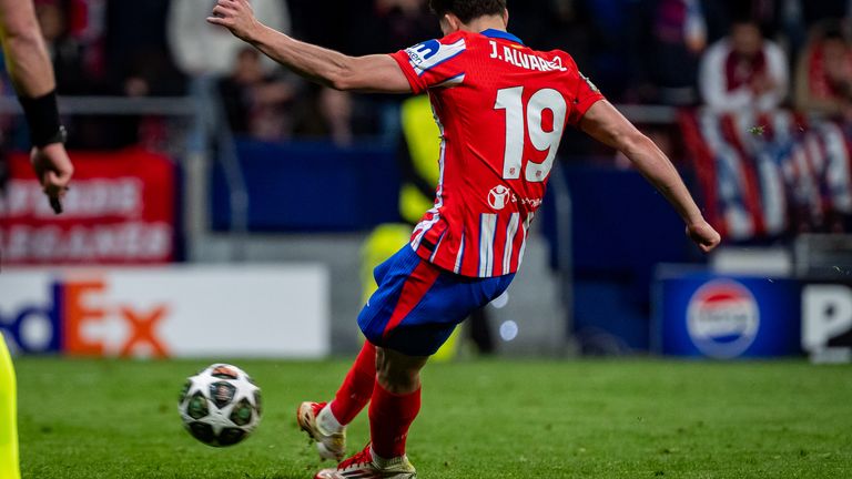 Julian Alvarez zou de bal twee keer hebben geraakt terwijl hij een penalty nam in de shootout tegen Real Madrid