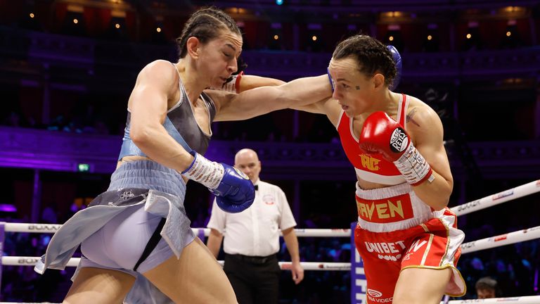 Natasha Jonas v Lauren Price.unstopable, boxxer.pic Lawrence Lustig/Boxxer. (Foto gratis hanya untuk penggunaan editorial). Royal Albert Hall 7/3/2025. Kejuaraan Kelas Bulu Inggris Berlaku.