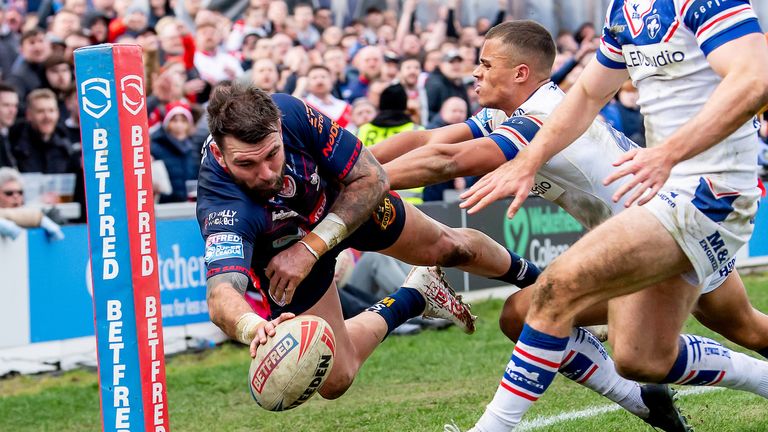 Kyle Feldt terminó espectacularmente cuando St Helens anotó cuatro intentos en Wakefield para moverse a la cima de la Super League