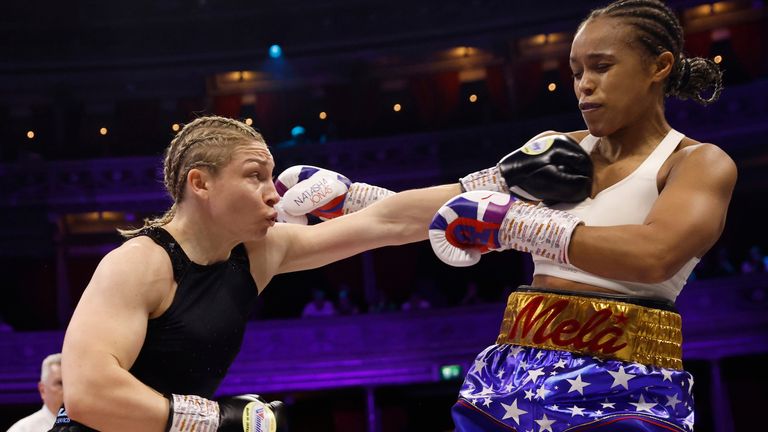 Natasha Jonas v Lauren Price.unstopable, boxxer.pic Lawrence Lustig/Boxxer. (Foto gratis hanya untuk penggunaan editorial). Royal Albert Hall 7/3/2025. World Welterweight Championship Unifikasi. Natasha Jonas v Lauren Price