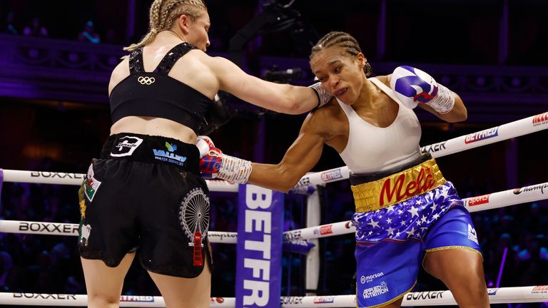 Natasha Jonas v Lauren Price. Unstoppable, Boxxer.Pic Lawrence Lustig/Boxxer. (Fotos gratis para uso editorial solo).