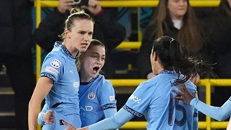 Vivianne Miedema celebrates its opening against Chelsea in the Champions League