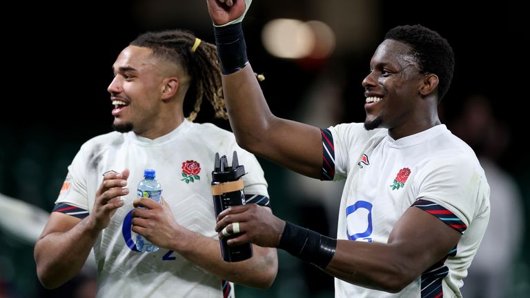 Chandler Cunningham-Selatan dan Kapten Maro Itoje merayakan kemenangan Inggris di Cardiff