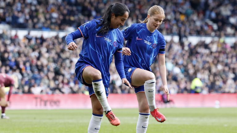 Mayra Ramirez dari Chelsea merayakan mencetak gol pembuka mereka dari pertandingan dengan rekan setimnya Sjoeke Nusken