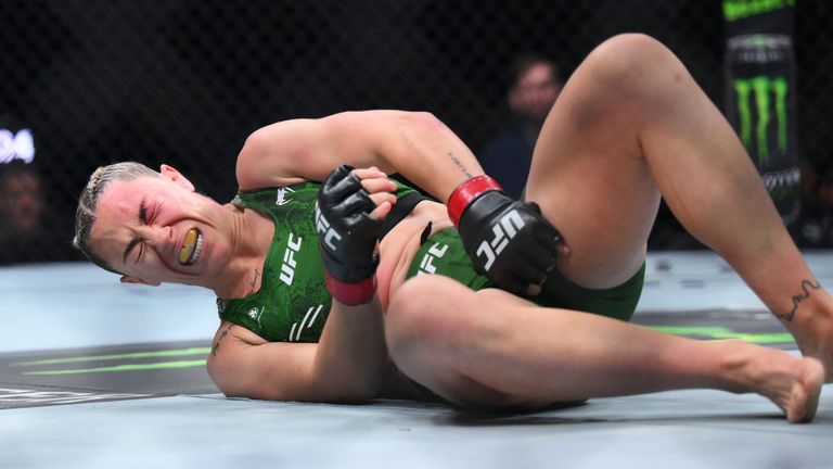 Molly McCann menderita patah kaki di UFC 304 dengan tendangan pertama pertarungan dan konsekuensinya tidak dapat pulih, kehilangan keputusan uunanmous ke Bruna Brasil