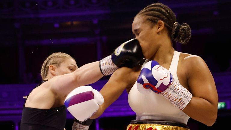 Natasha Jonas v Lauren Price.unstopable, boxxer.pic Lawrence Lustig/Boxxer. (Foto gratis hanya untuk penggunaan editorial). Royal Albert Hall 7/3/2025. World Welterweight Championship Unifikasi. Natasha Jonas v Lauren Price