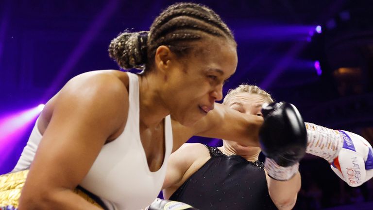 Natasha Jonas v Lauren Price.unstopable, boxxer.pic Lawrence Lustig/Boxxer. (Foto gratis hanya untuk penggunaan editorial). Royal Albert Hall 7/3/2025. World Welterweight Championship Unifikasi. Natasha Jonas v Lauren Price