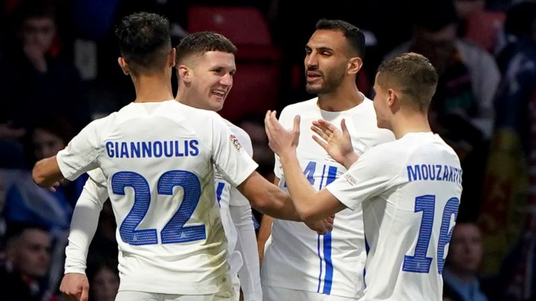 Christos Tzolis celebra con sus compañeros de equipo después de anotar el tercer gol de Grecia en Hampden Park