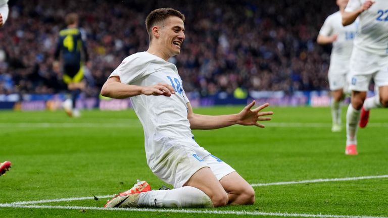 Giannis Konstantelias celebra después de anotar por Grecia en Hampden Park