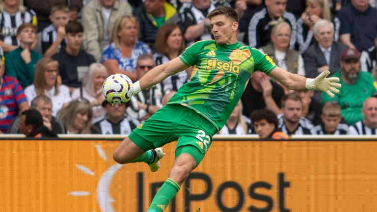 Kiper Newcastle United Nick Pope menendang bola ke depan dari area golnya selama pertandingan Liga Premier antara Newcastle United dan Southampton di St. James's Park di Newcastle, Inggris, pada 17 Agustus 2024. (Foto oleh MI News/Nurphoto)