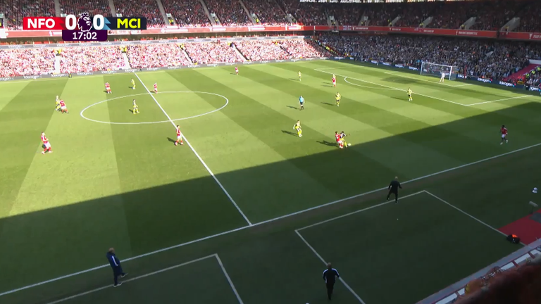 Nicholas Domingez Jeremy Doku pakt het veld hoog aan met Ola Aina